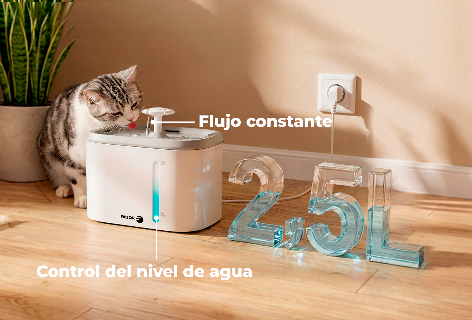 Un gato bebe de una fuente blanca. Letras de cristal dicen 2,5L al lado.