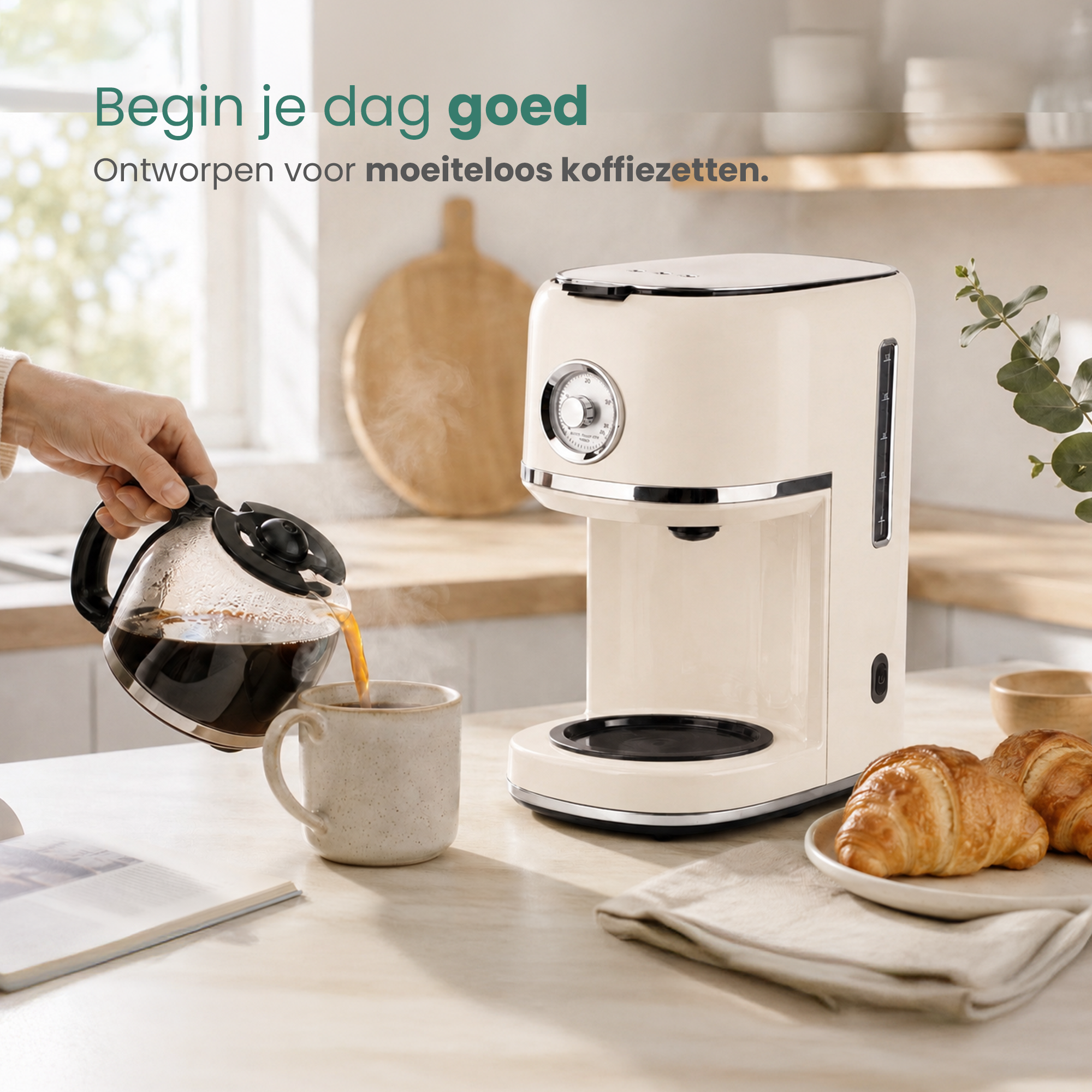 Een hand schenkt koffie uit een glazen kan in een mok naast een koffiezetapparaat.