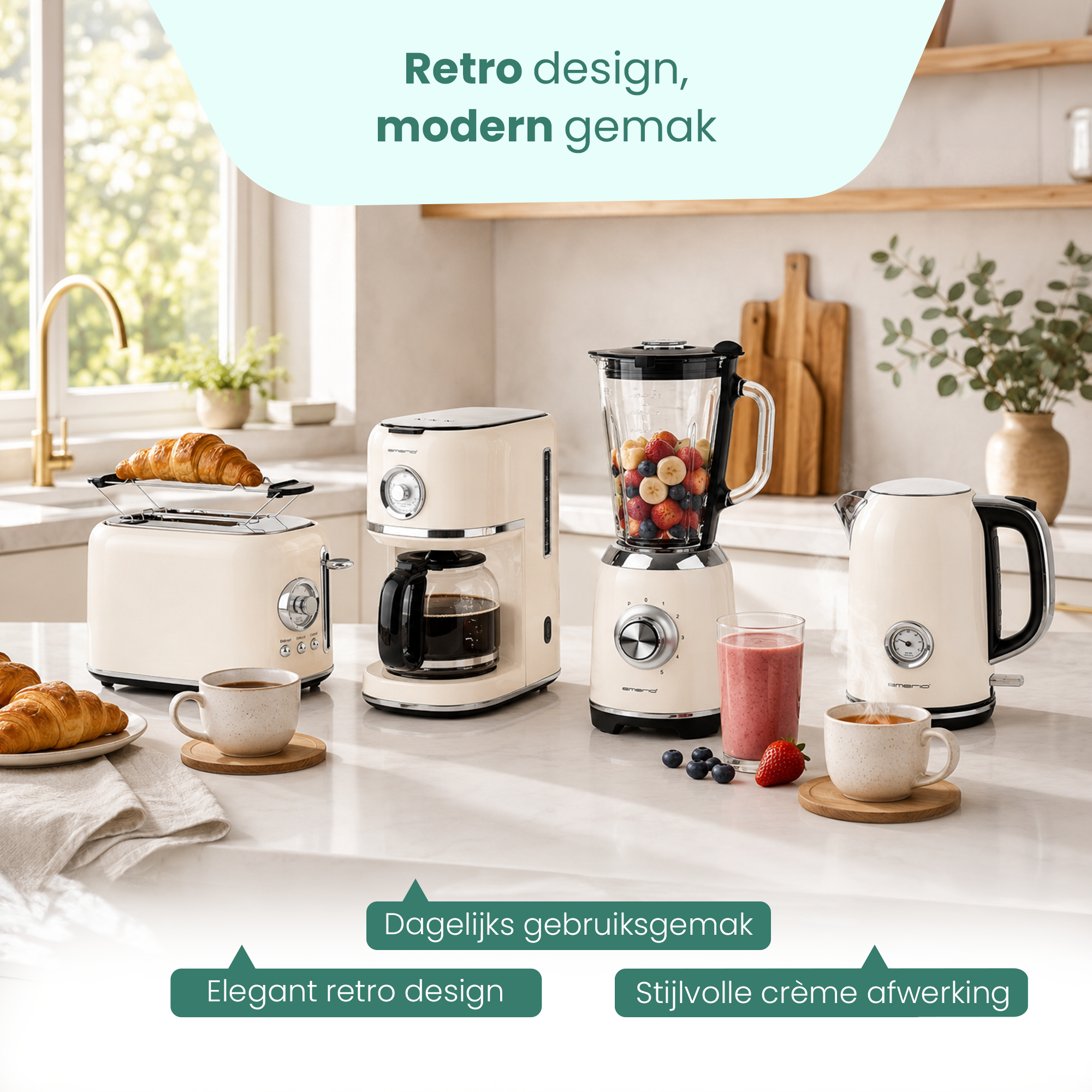 Crème keukenapparatuur: broodrooster, koffiezetapparaat, blender, waterkoker met fruit en gebak.