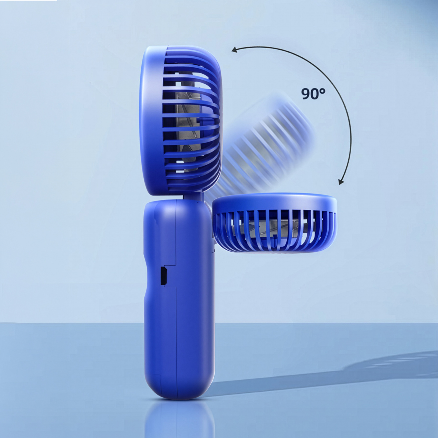 Un ventilador de mano azul con dos cabezales, uno girado 90 grados.