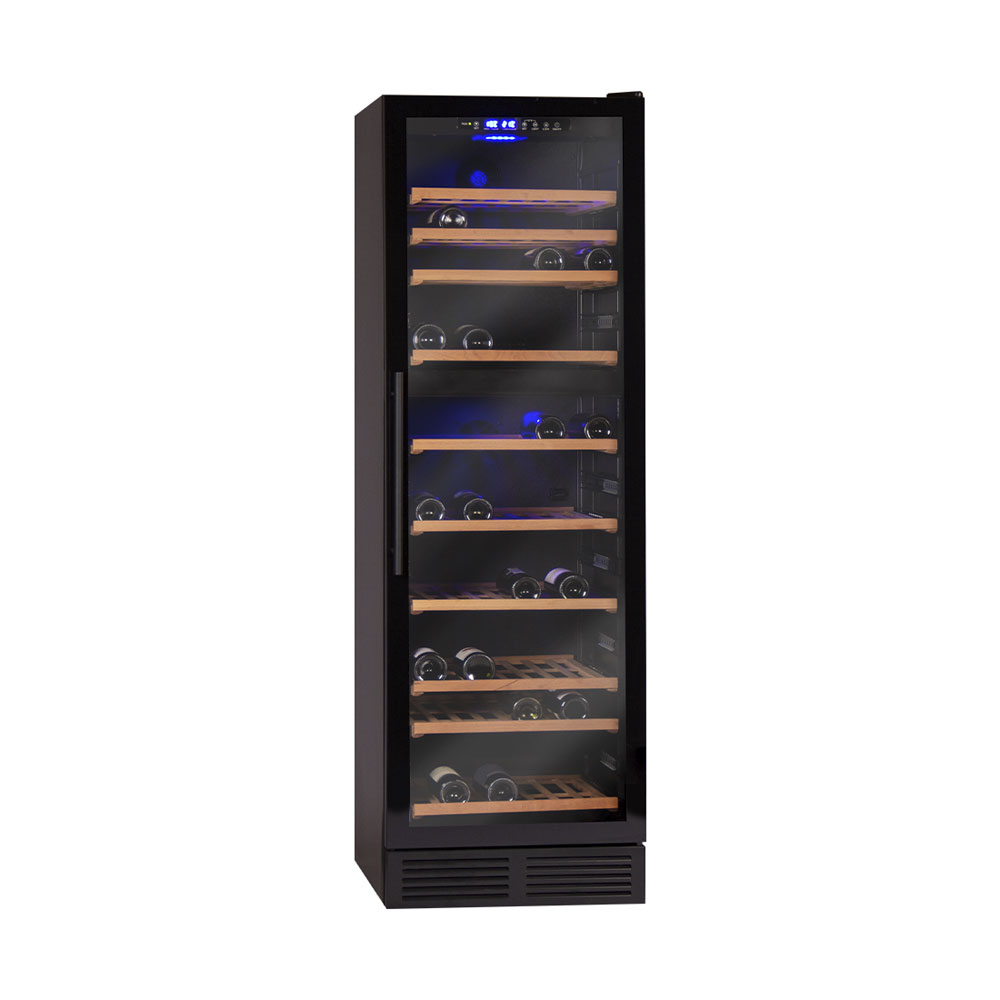 Ein schlanker schwarzer Weinkühlschrank mit Glastür und Holzböden, gefüllt mit Flaschen.