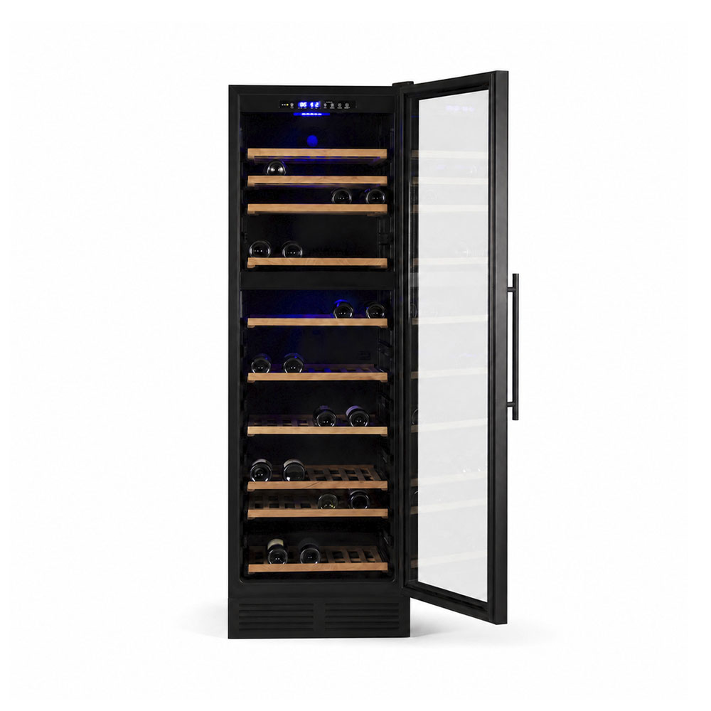 Schwarzer Weinkühlschrank mit Glastür, offen, mit Holzböden und Flaschen.