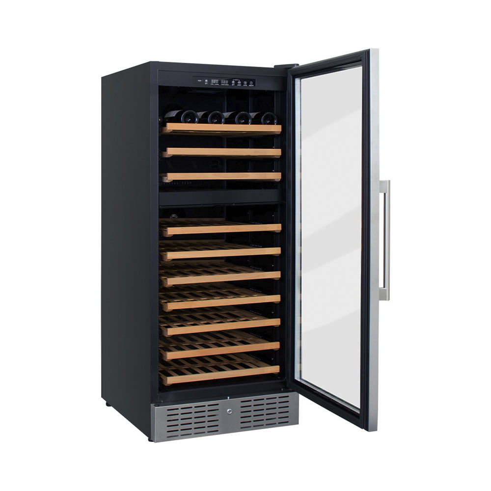 Ein schwarzer Weinkühlschrank mit Glastür und 10 Holzböden, teilweise mit Flaschen bestückt.