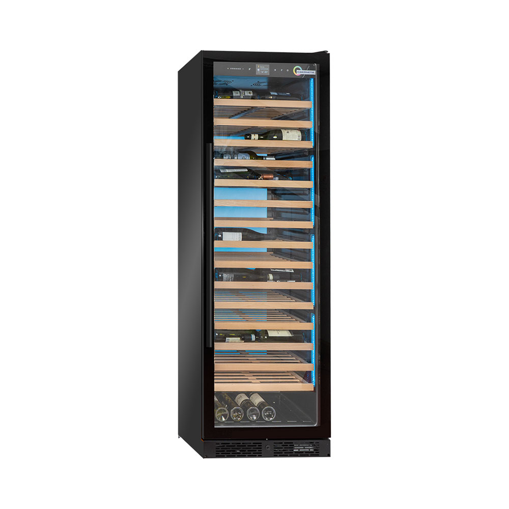 Schwarzer Weinkühlschrank mit Glastür, gefüllt mit Weinﬂaschen auf Holzregalen.
