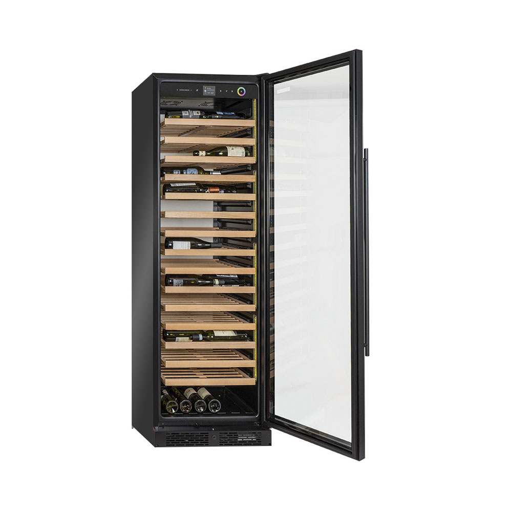 Ein schwarzer Weinkühlschrank mit Glastür, gefüllt mit Holzregalen und Flaschen.