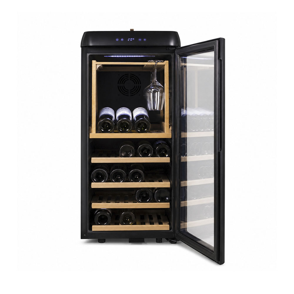 Ein offener schwarzer Weinkühlschrank mit Holzböden, Wein und einem Weinglas.