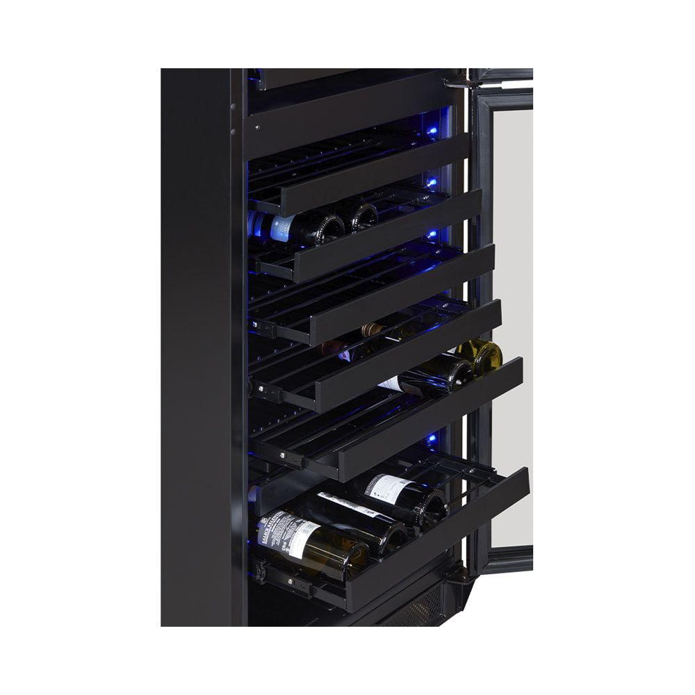 Una cantinetta vino nera con ripiani estraibili che contengono bottiglie. Luci blu illuminano l'interno.