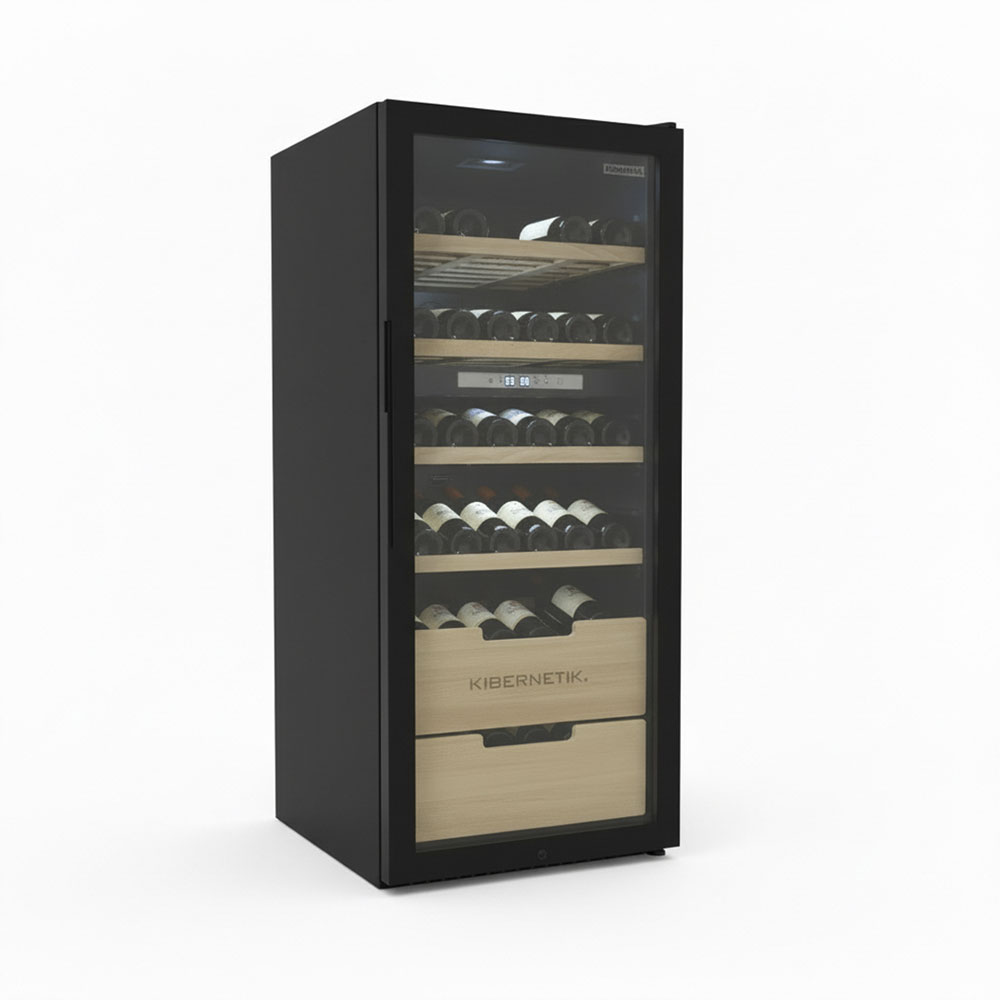 Ein schwarzer Weinkühlschrank mit Glastür und Holzböden, gefüllt mit Weinflaschen.
