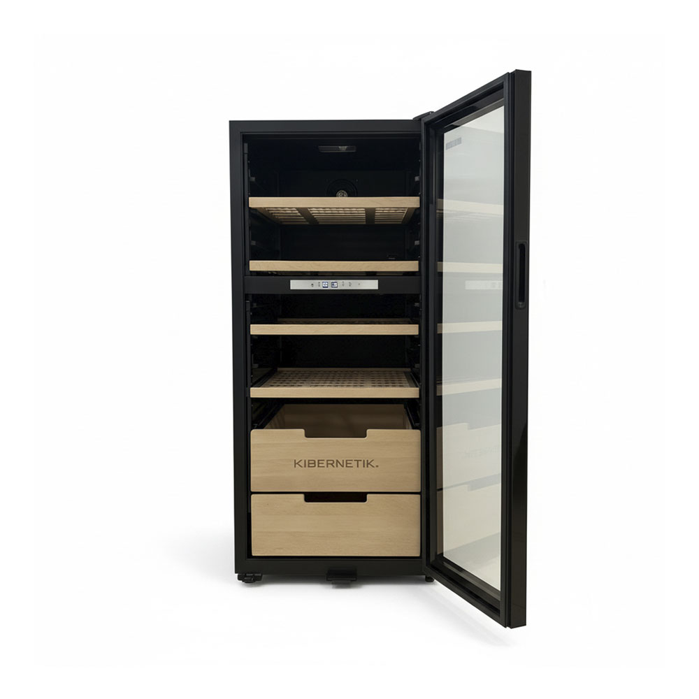 Ein schwarzer Weinkühlschrank mit Glasfront und Holzböden, offen.
