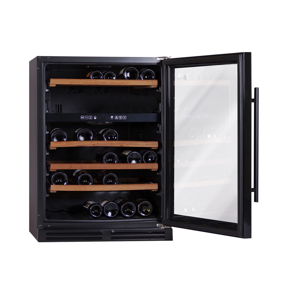 Ein schwarzer Weinkühlschrank mit Glastür, offen, mit Holzregalen und Flaschen.
