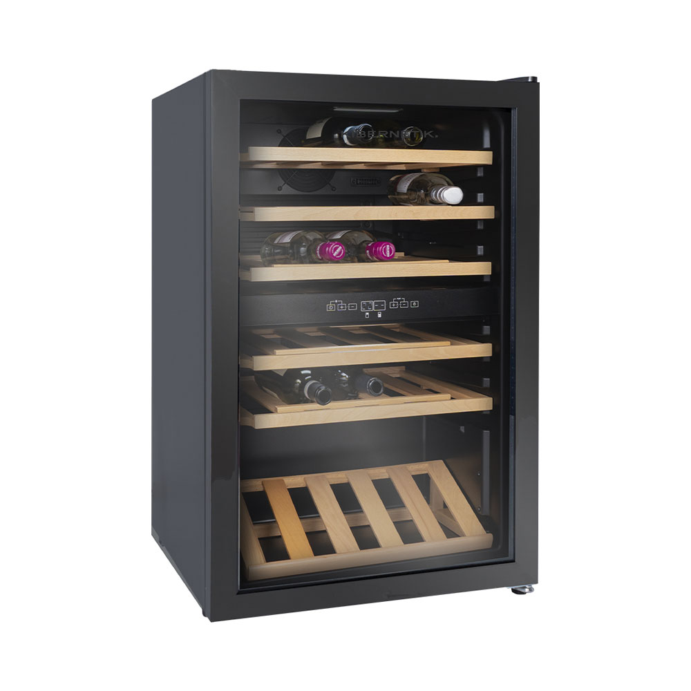Ein schwarzer Weinkühlschrank mit Glastür, Holzböden und Weinregalen.