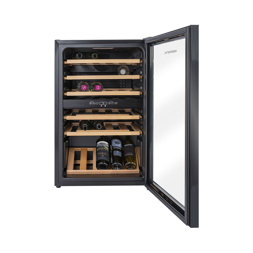 Ein offener schwarzer Weinkühlschrank mit Holzböden, gefüllt mit Weinflaschen.