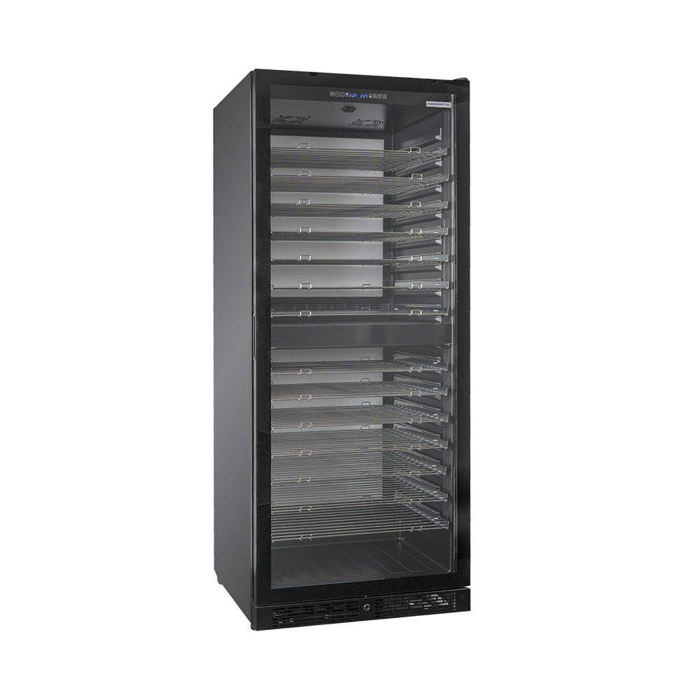 Ein schwarzer, hoher Kühlschrank mit Glastür und vielen Einlegeböden.