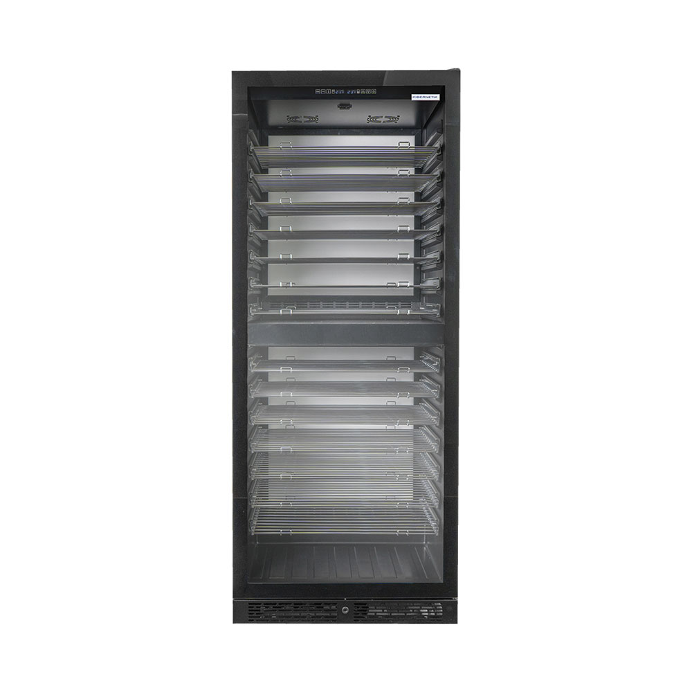 Ein leerer, hoher, schwarzer Kühlschrank mit mehreren Glasablagen und Metallgittern.