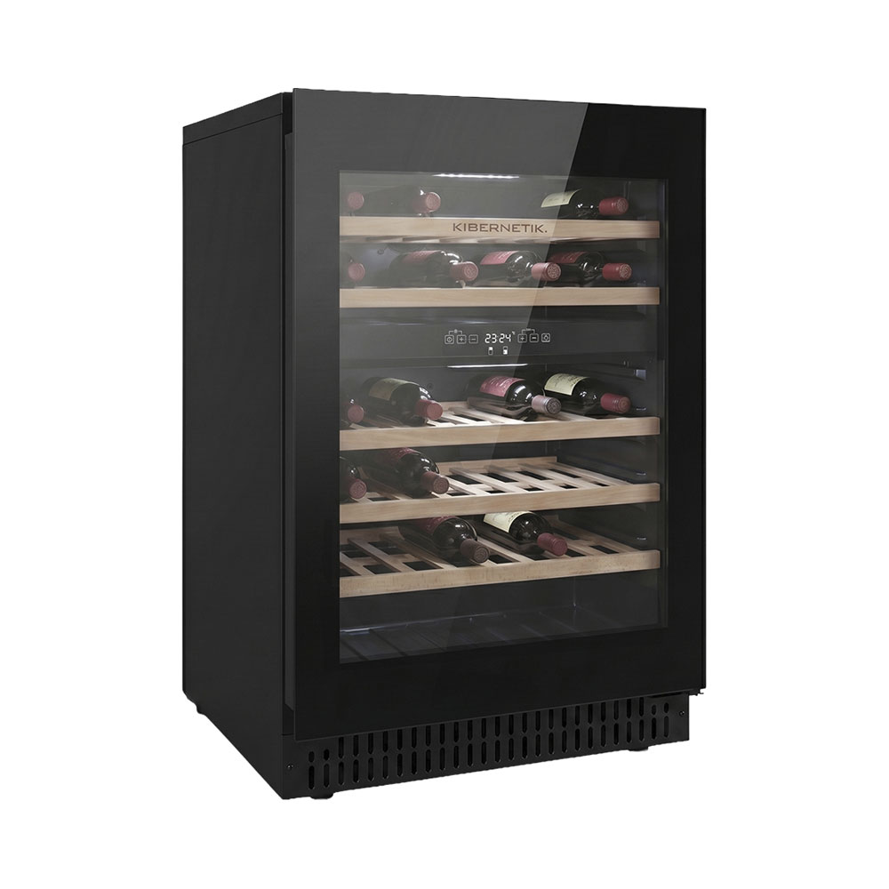 Cantinetta vino nera con porta in vetro, piena di bottiglie di vino su ripiani in legno.