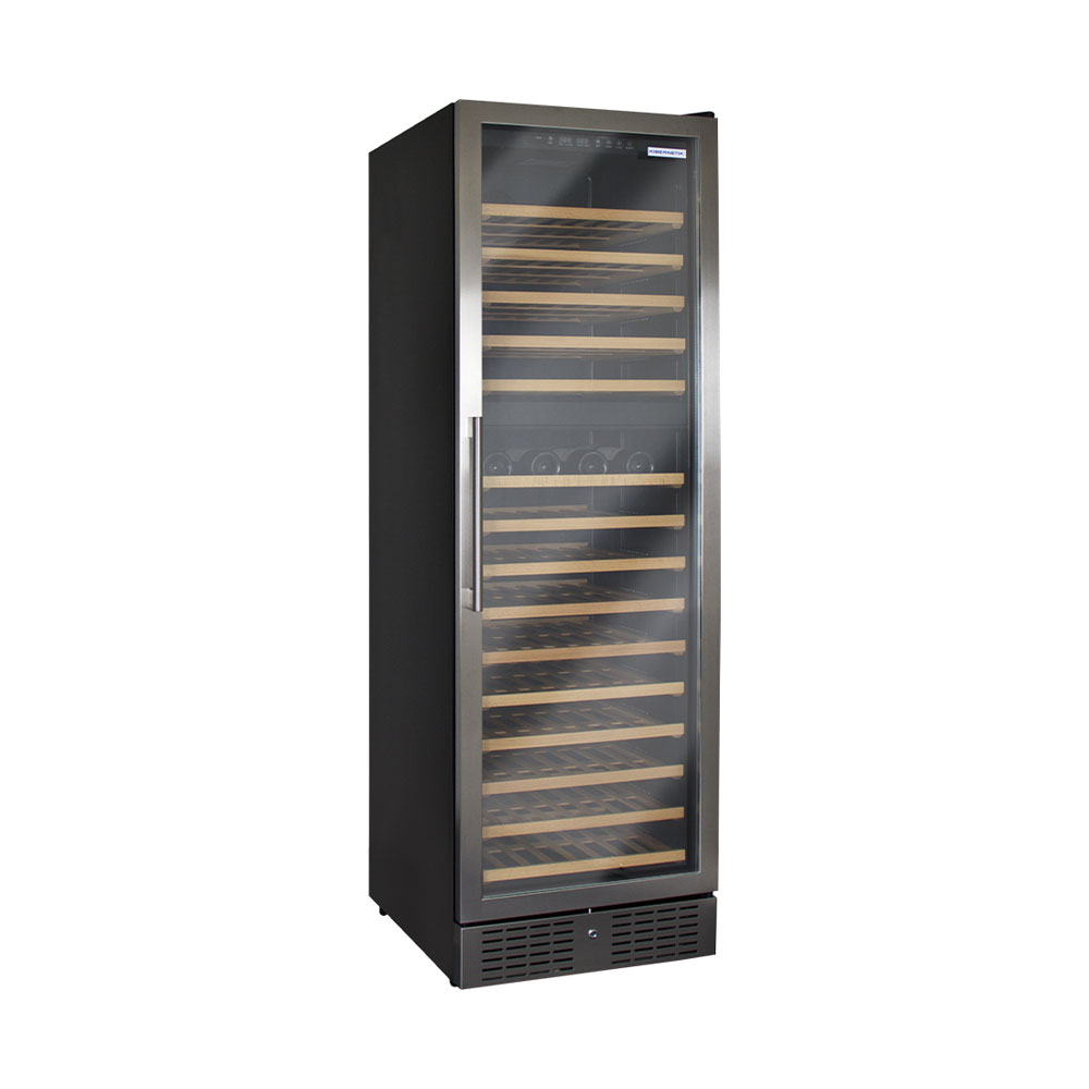 Un refrigeratore per vino alto e sottile in acciaio inossidabile con porta in vetro e ripiani in legno.
