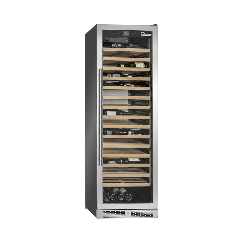 Ein schlanker, silberner Weinkühlschrank mit Glastür und Holzböden, gefüllt mit Weinflaschen.