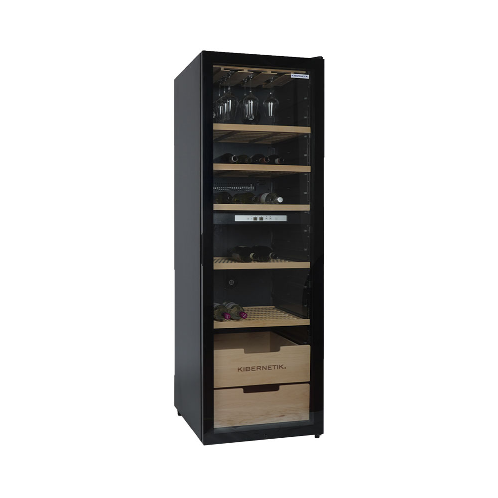 Ein schwarzer, hoher Weinkühlschrank mit Glastür, Holzböden, Gläsern und Flaschen.