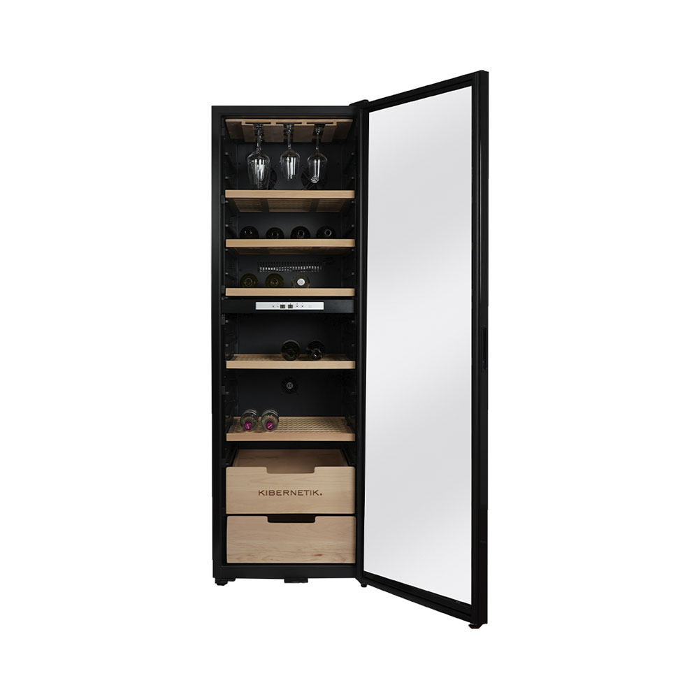 Ein schwarzer Weinkühlschrank mit Glastür, gefüllt mit Gläsern und Flaschen.