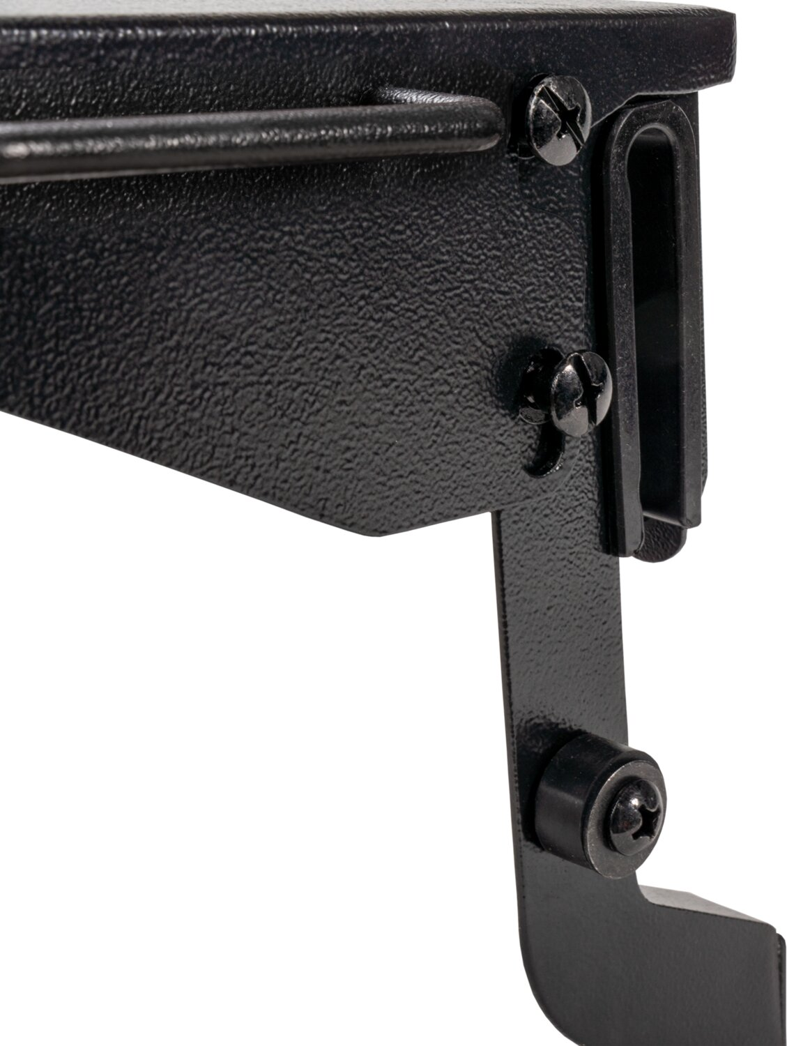 Soporte metálico negro con tornillos y una barra en detalle.