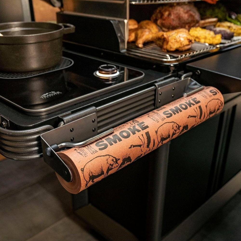 Un rollo de papel de ahumar marrón con diseño de búfalo y texto cuelga de una parrilla.
