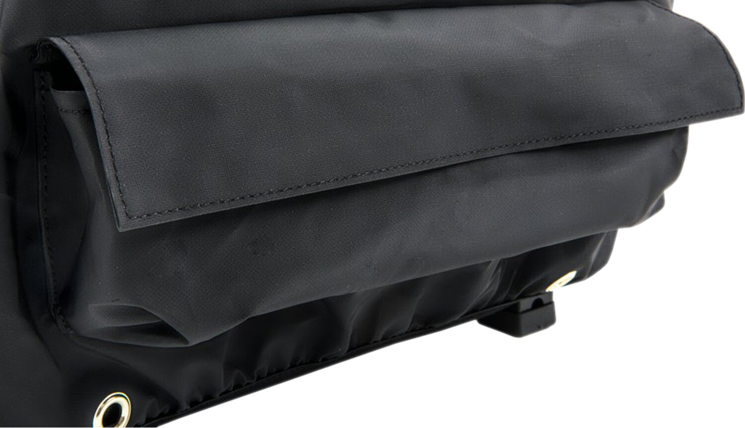 Primer plano de una bolsa de tela negra con bolsillo exterior y costuras.