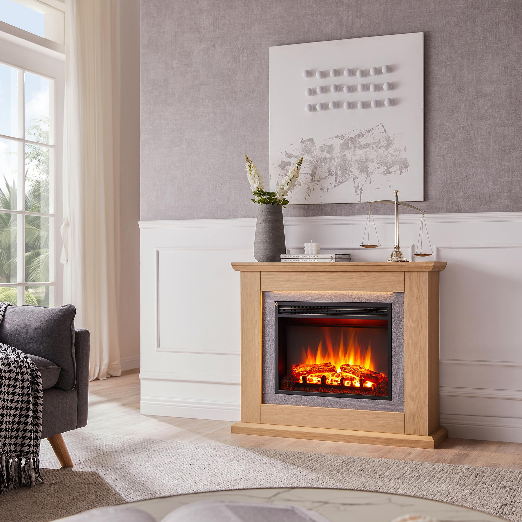 Ein beleuchteter Kamin mit Holzverkleidung steht in einem Wohnzimmer.