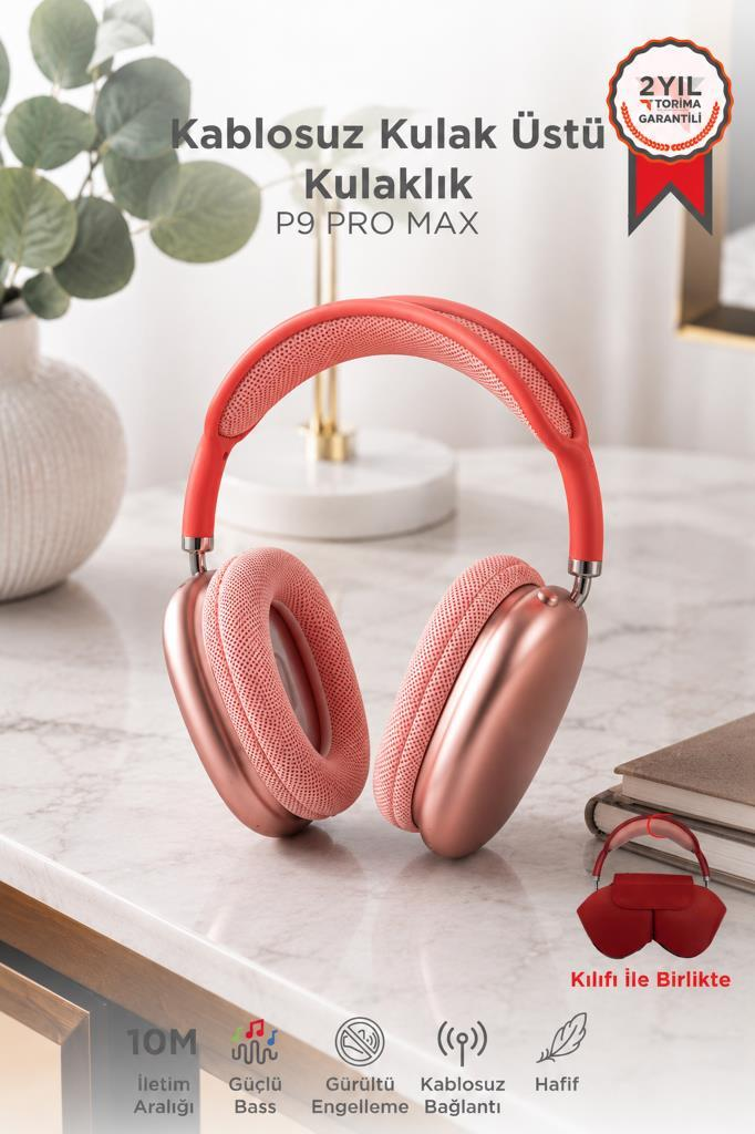 Pembe kulaklık, kırmızı kafa bandı ve kulak yastıklarıyla masada.