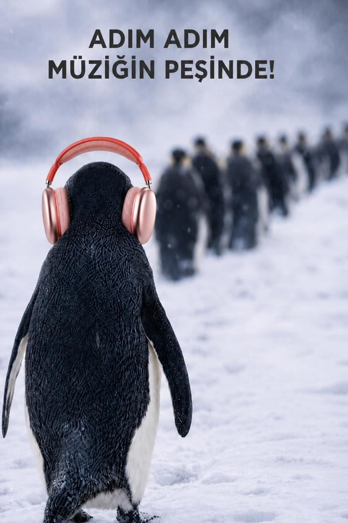 Kulaklıklı bir penguen karda duruyor, arkasında bir penguen sırası var.