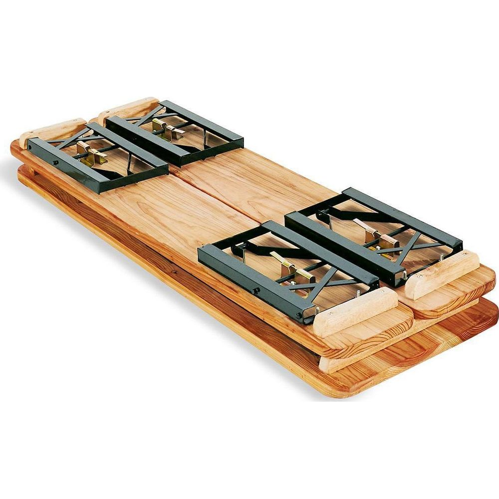 Geklappter Holztisch mit Metallbeinen auf weißem Hintergrund.