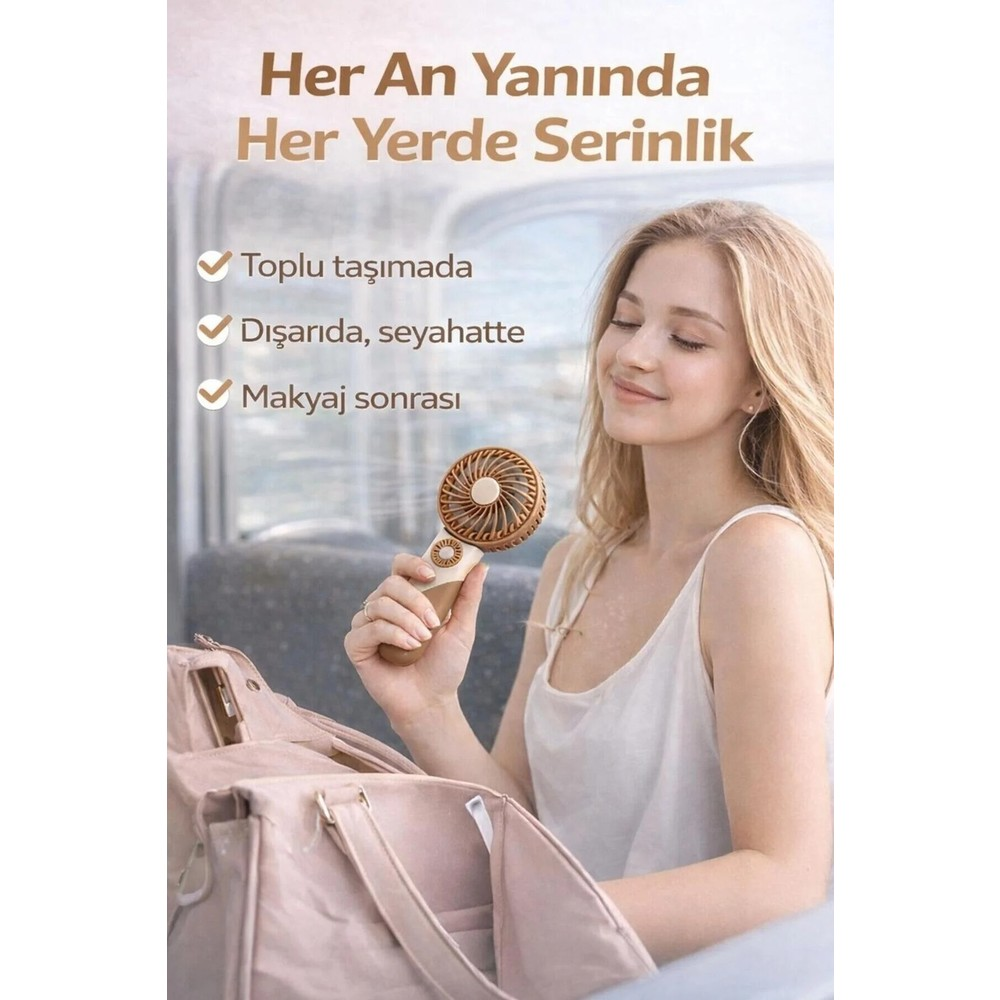 Genç bir kadın seyahat çantasının önünde kahverengi el tipi vantilatör tutuyor.