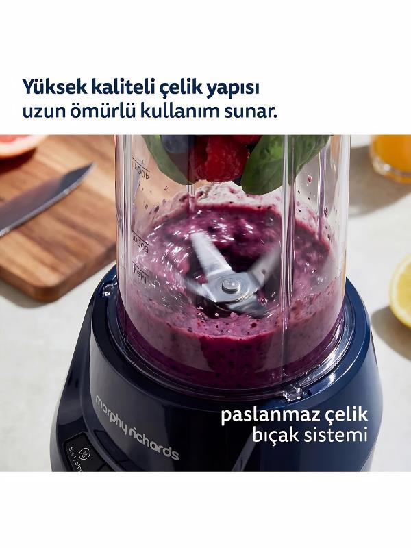 Koyu renkli bir blender, böğürtlen ve ıspanaklı mor smoothie hazırlar.