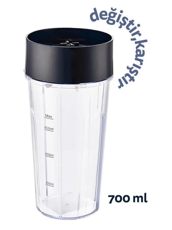 Siyah kapaklı, ölçü işaretli şeffaf 700 ml'lik bardak.