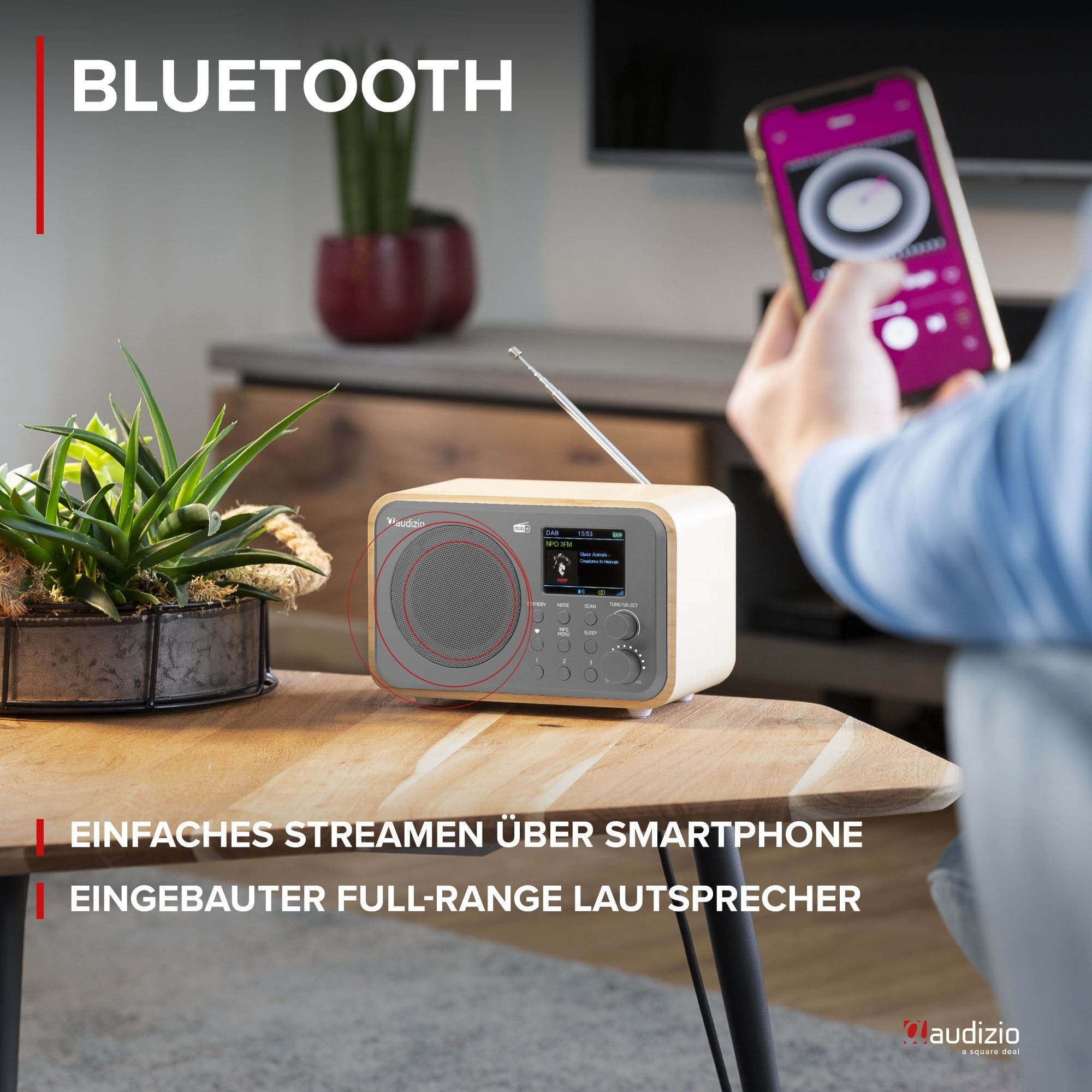 Una radio de madera con DAB+, Bluetooth y un smartphone transmitiendo música.
