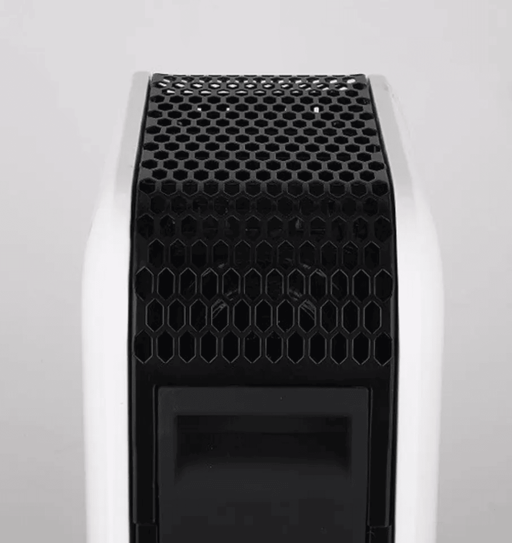 Primer plano de un dispositivo blanco con rejilla de ventilación negra en forma de panal.