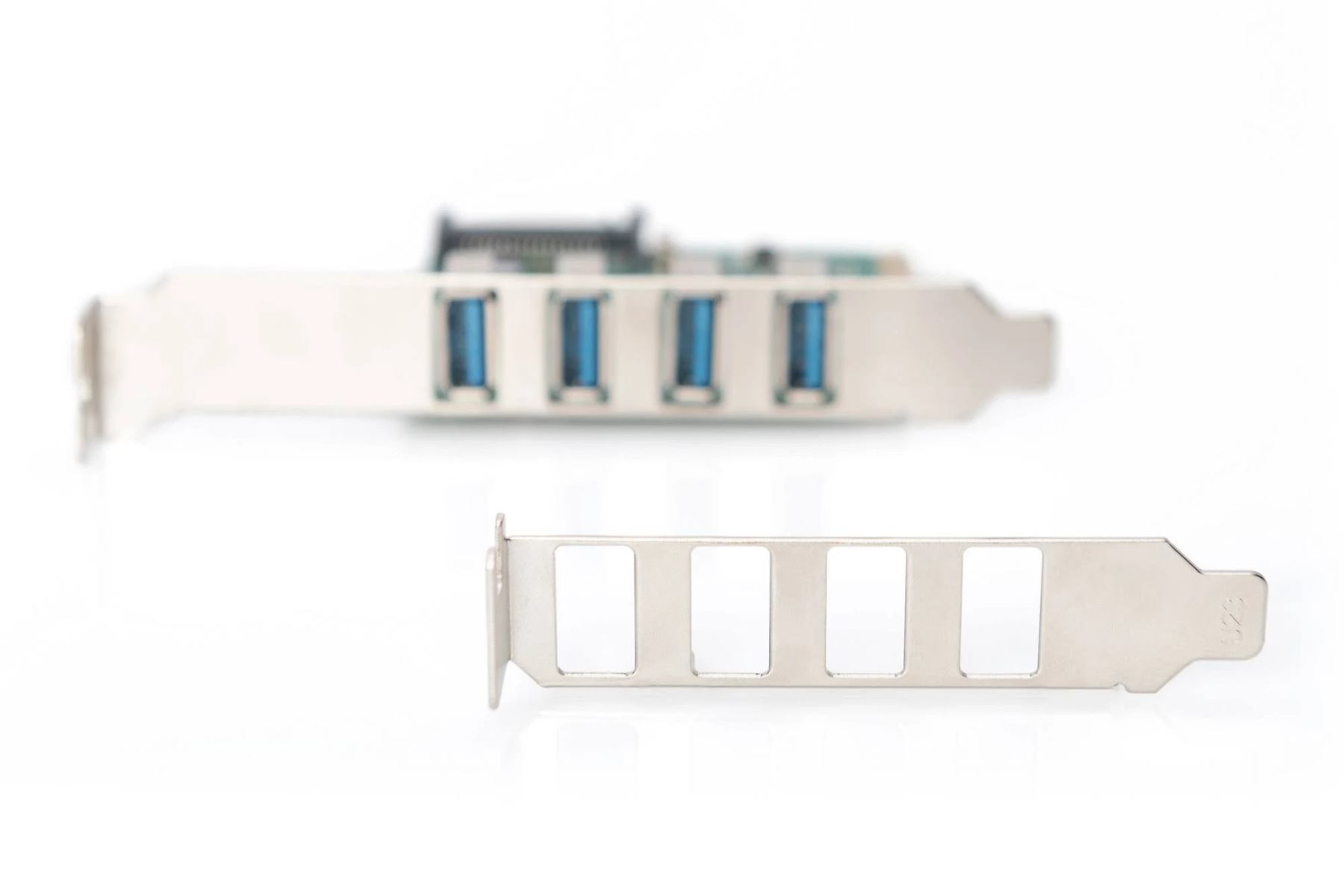 Eine Erweiterungskarte mit vier blauen USB-Anschlüssen und einer leeren Halterung.