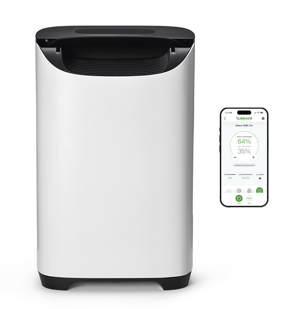 Deshumidificador blanco con parte superior negra junto a un smartphone que muestra la app de humedad.