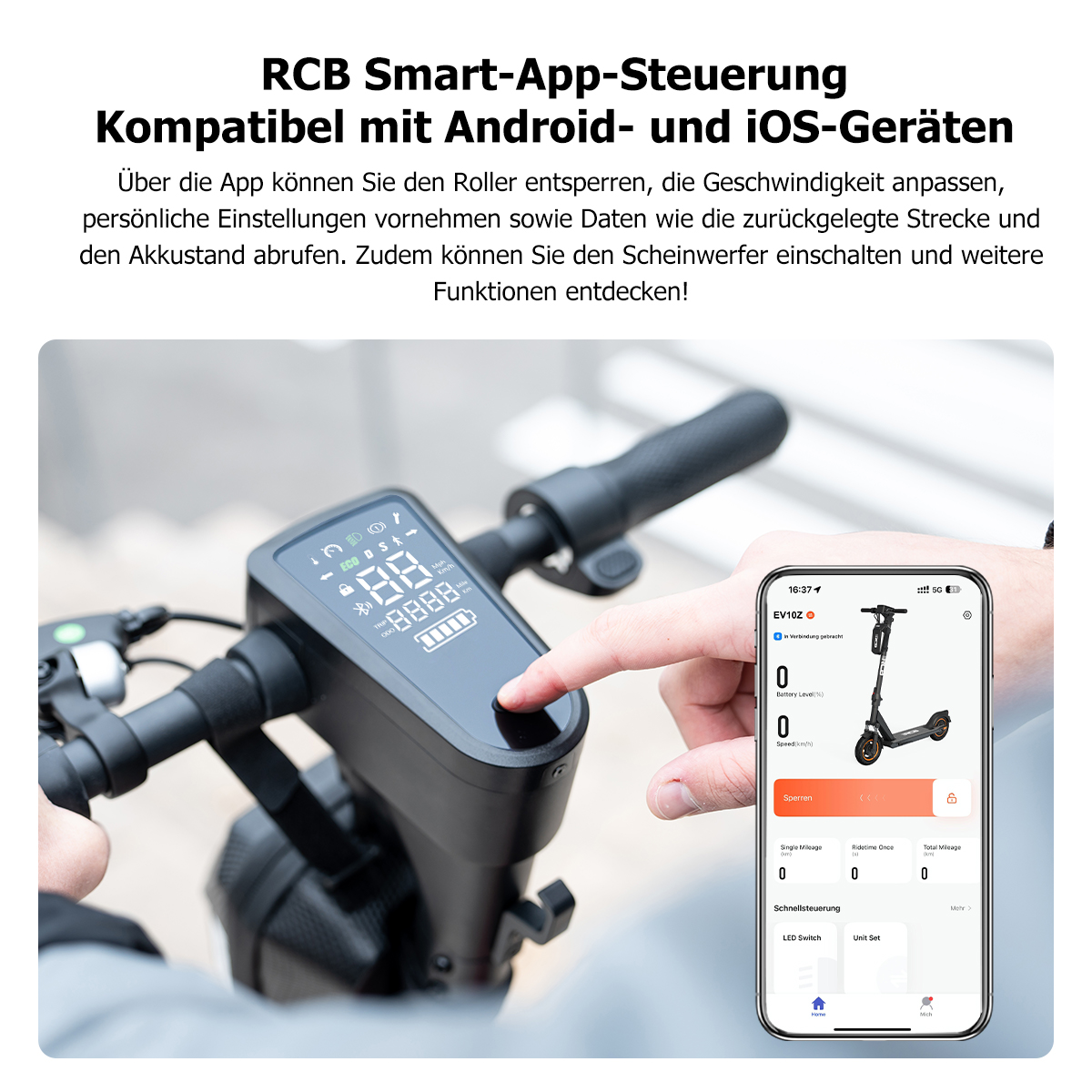 Ein Finger tippt auf das Display eines E-Scooters, während ein Smartphone die App anzeigt.