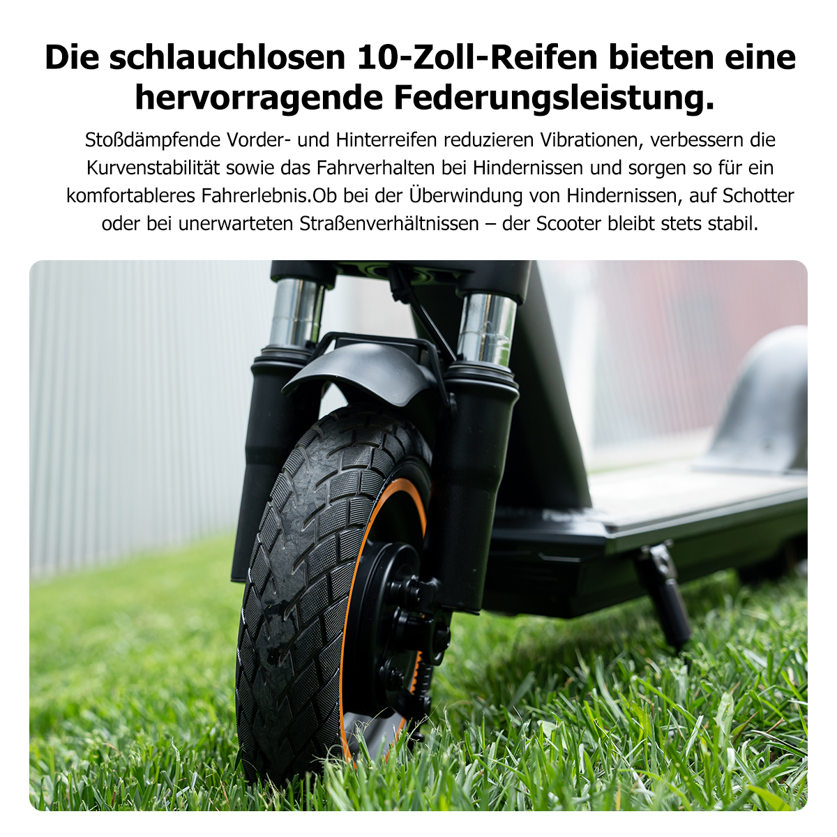 Nahaufnahme eines schwarzen Elektrorollers mit Reifen auf grünem Gras.
