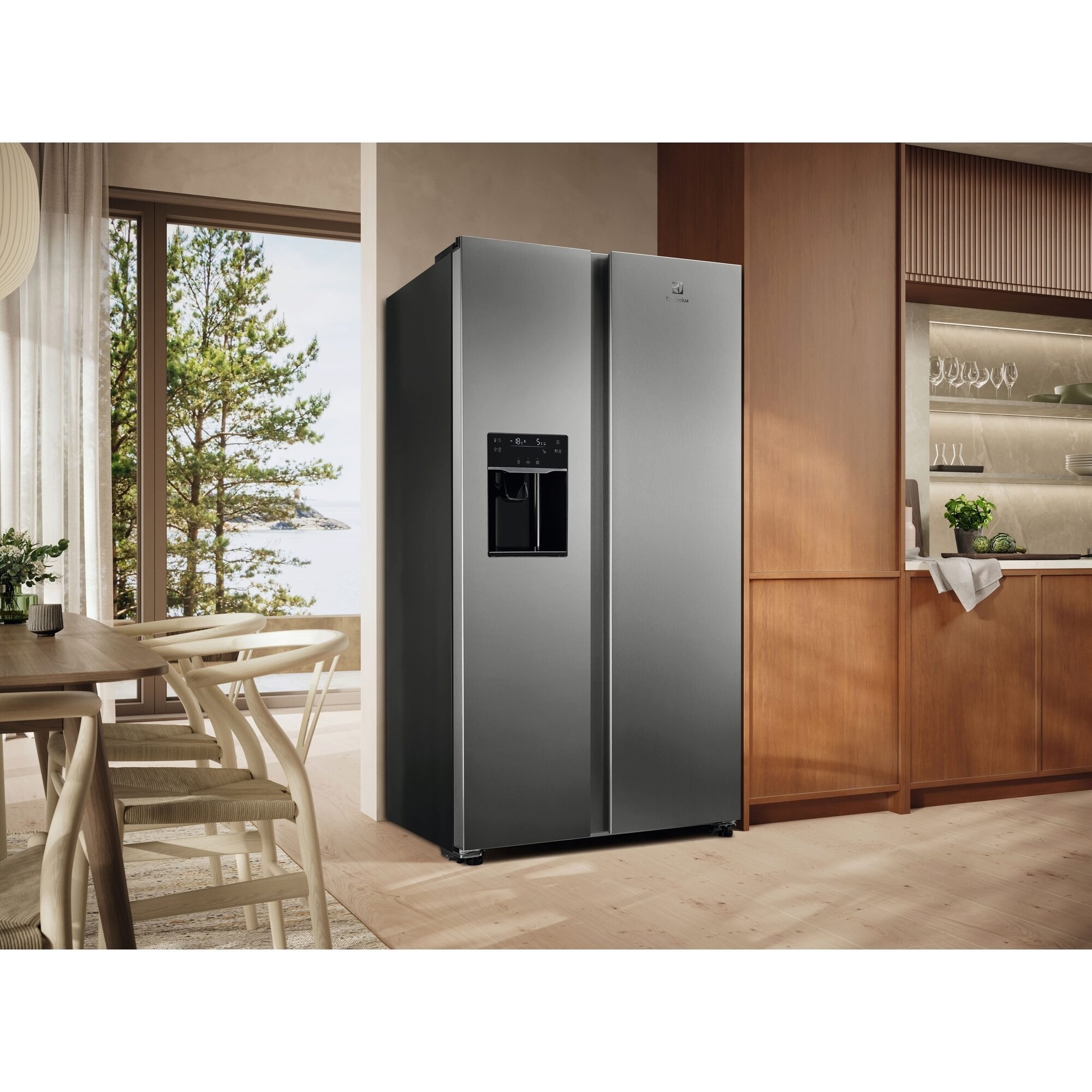 Un refrigerador moderno de acero inoxidable lado a lado en una cocina con comedor.