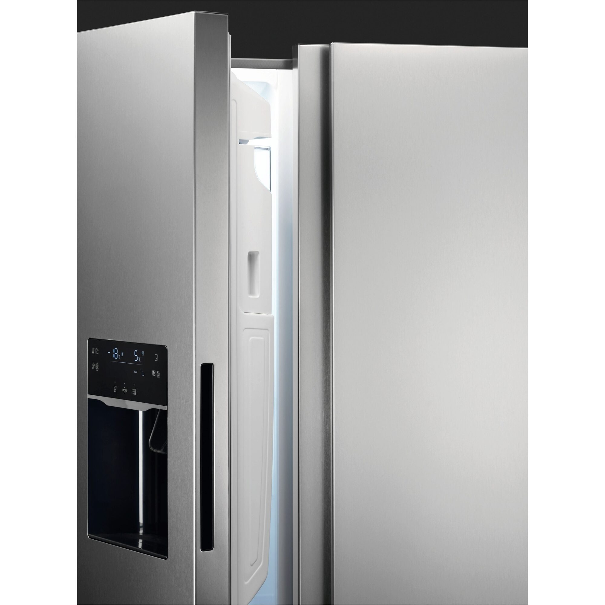 Refrigerador de acero inoxidable con puerta entreabierta y pantalla.