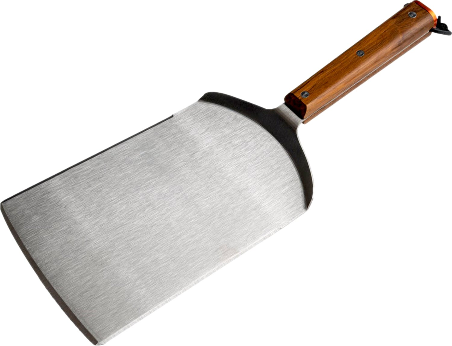 Una espátula ancha de metal con mango de madera, sobre fondo blanco.