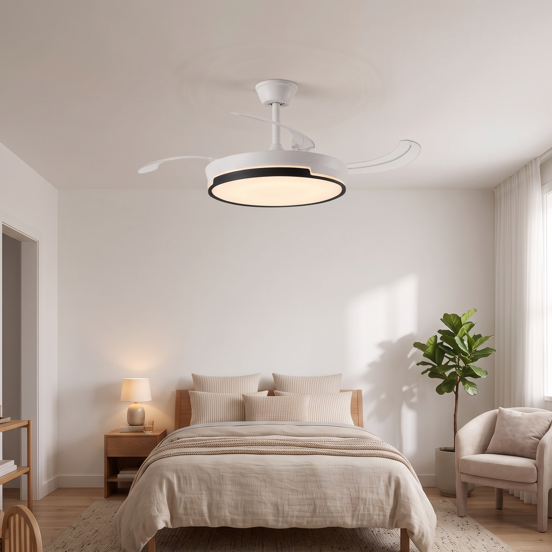 Un dormitorio con cama, ventilador de techo, mesita de noche, lámpara y sillón.