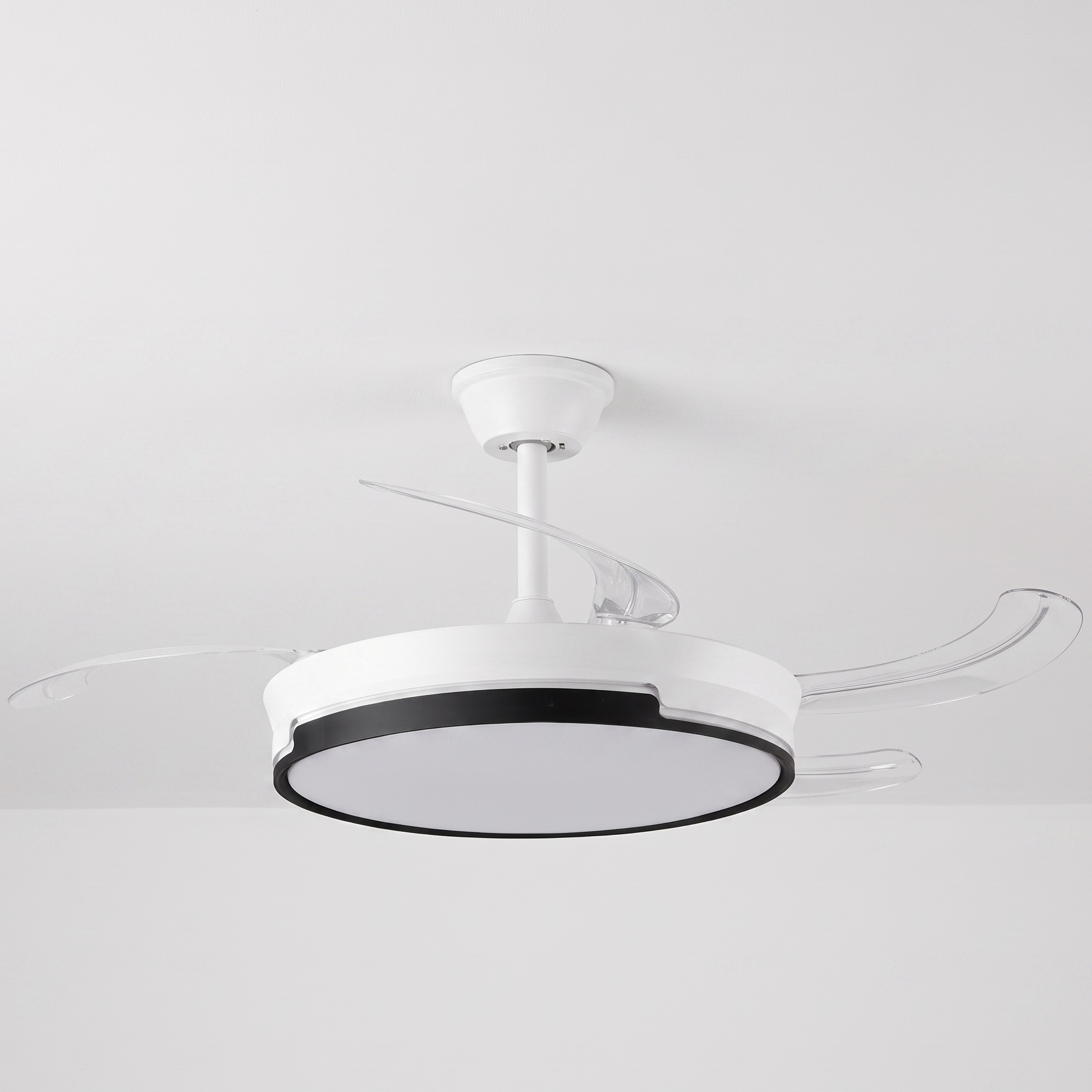 Un ventilador de techo blanco con aspas retráctiles transparentes y luz integrada.