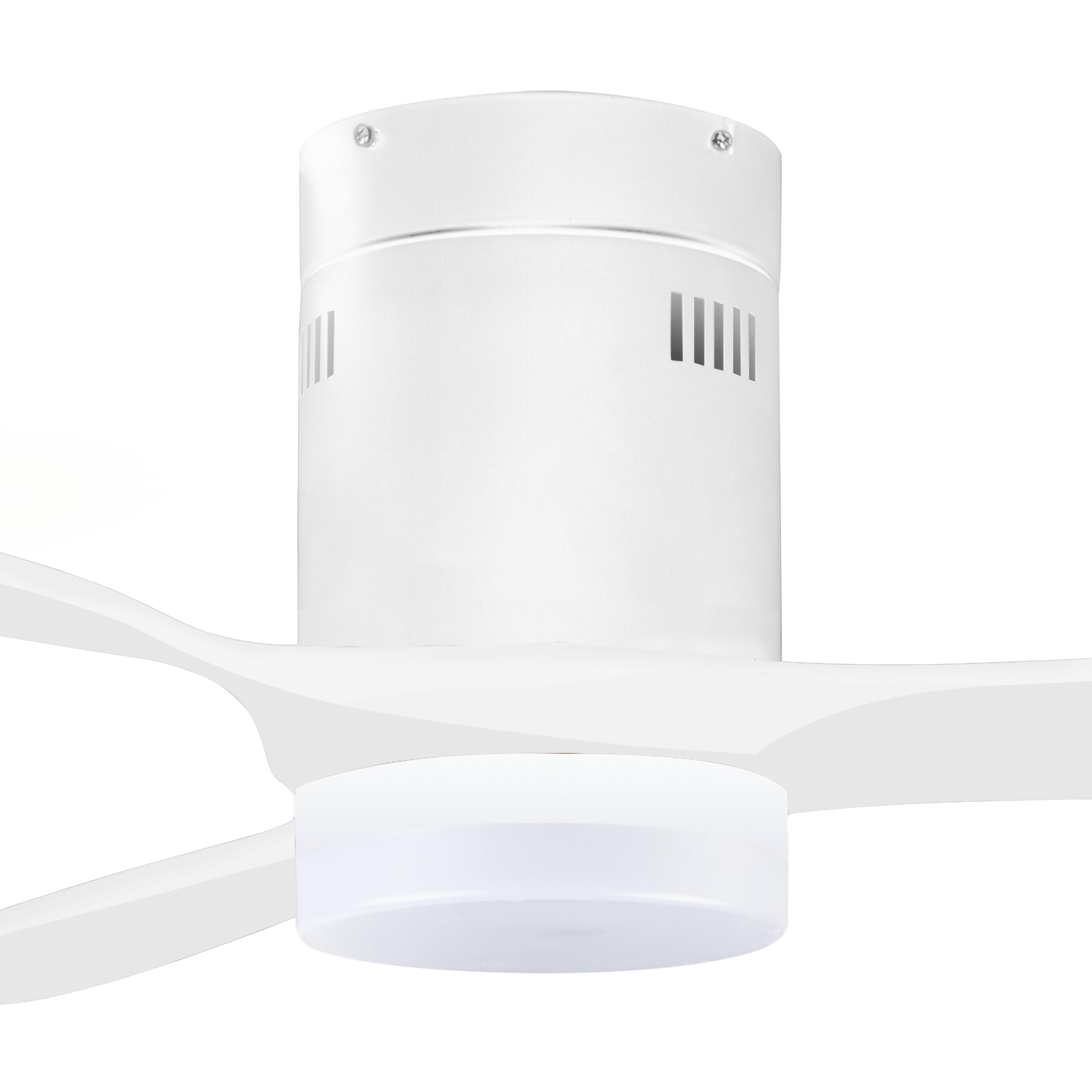Un ventilador de techo blanco con tres aspas e iluminación integrada.