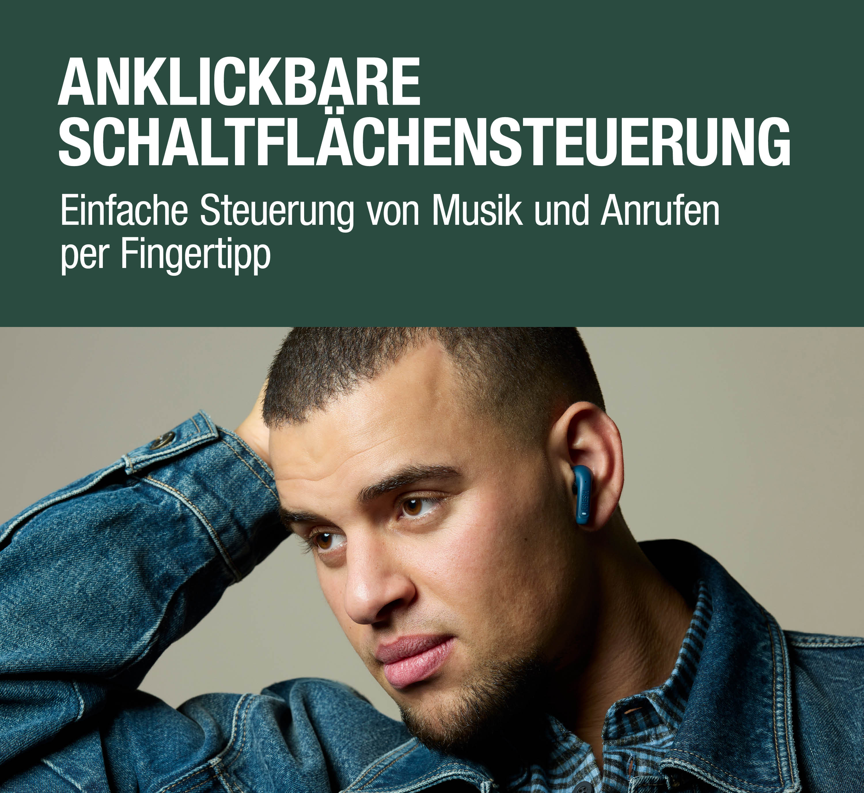 Ein Mann mit Jeansjacke und blauen Ohrhörern im Ohr.