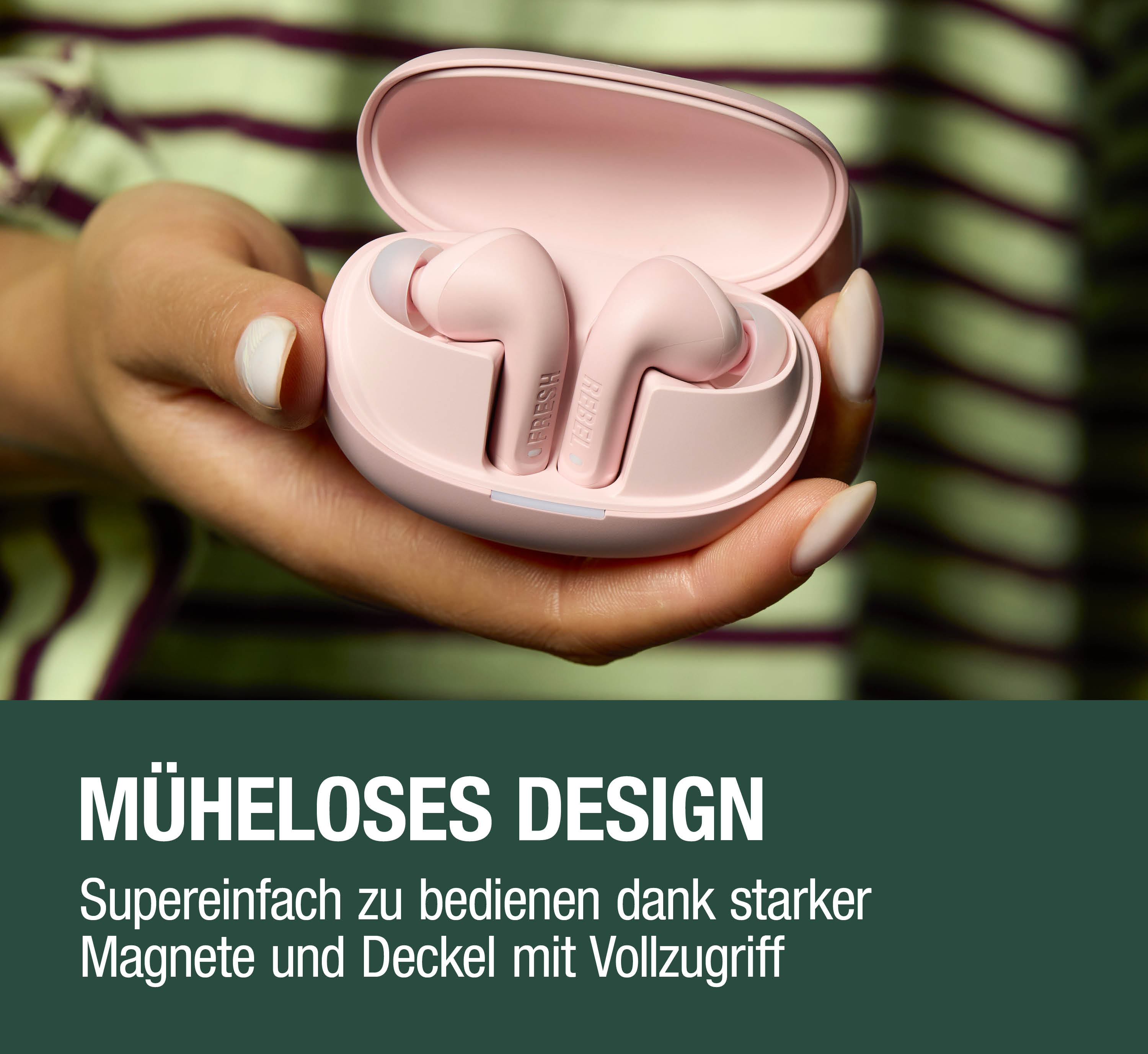 Eine Hand hält ein rosa Ladecase mit zwei Ohrhörern.