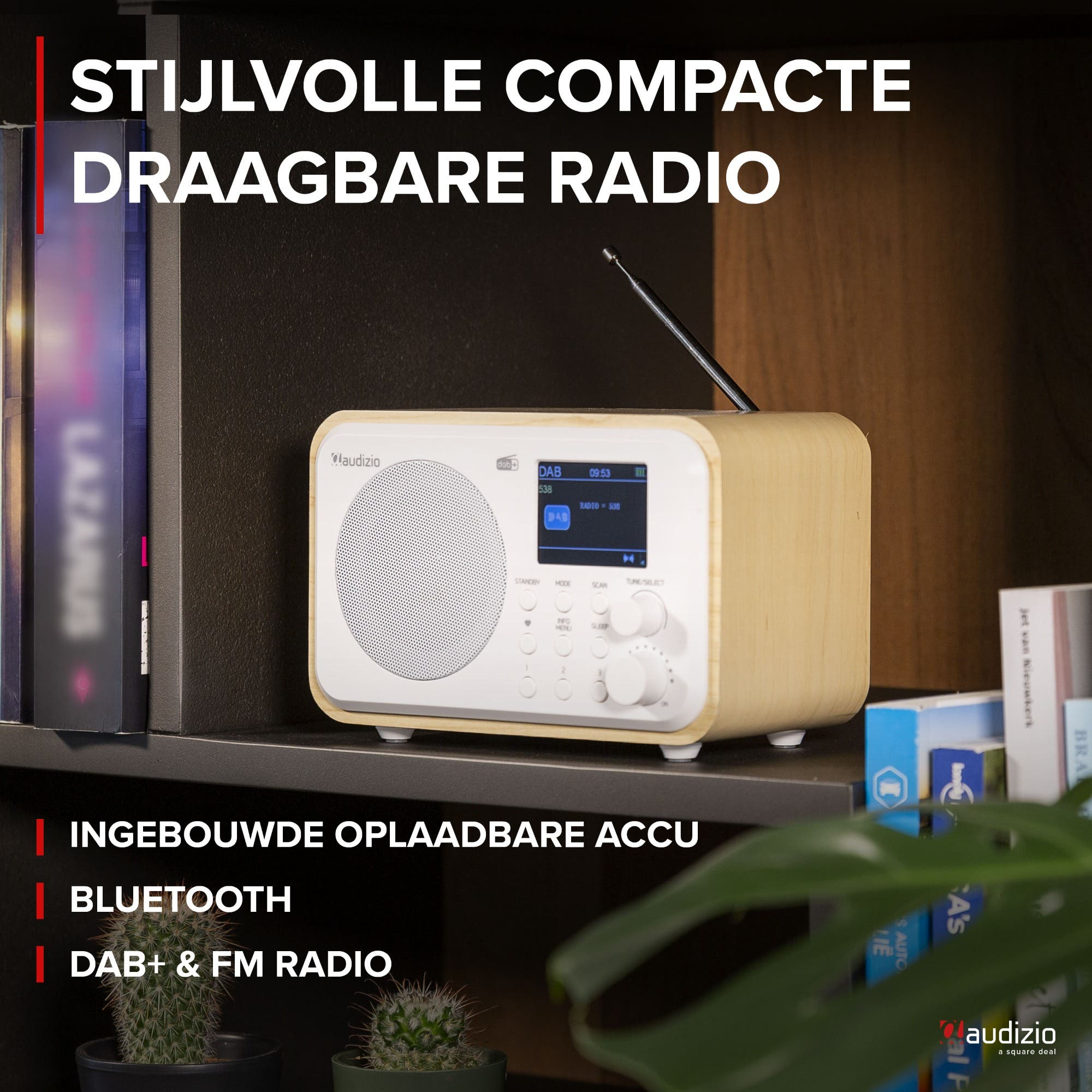 Una radio compacta y elegante en madera y blanco, con antena y pantalla.