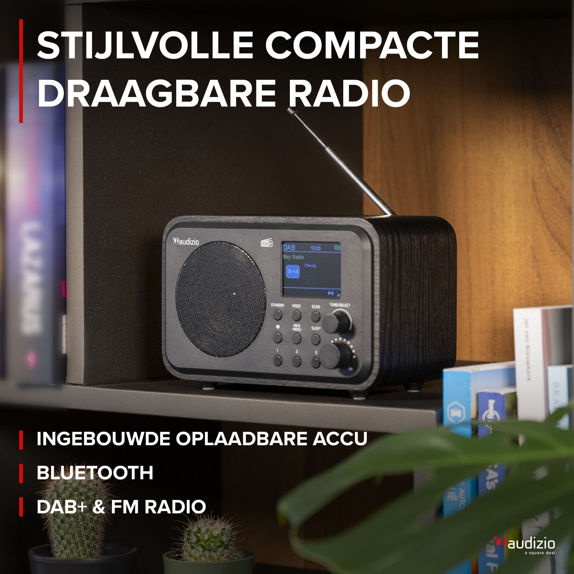 Una elegante radio DAB+ negra con antena y pantalla plateadas.