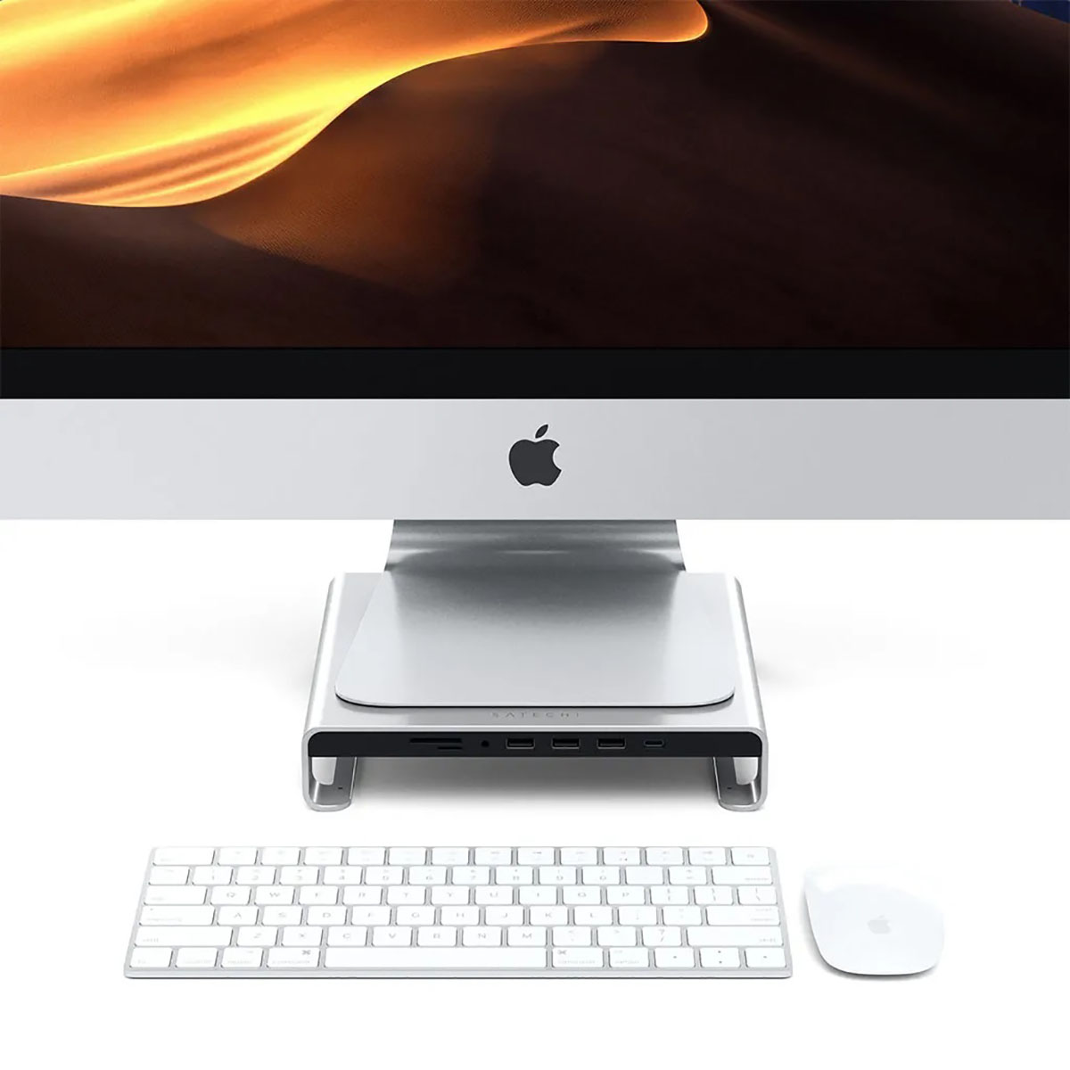 Apple iMac con tastiera e mouse su una superficie bianca.